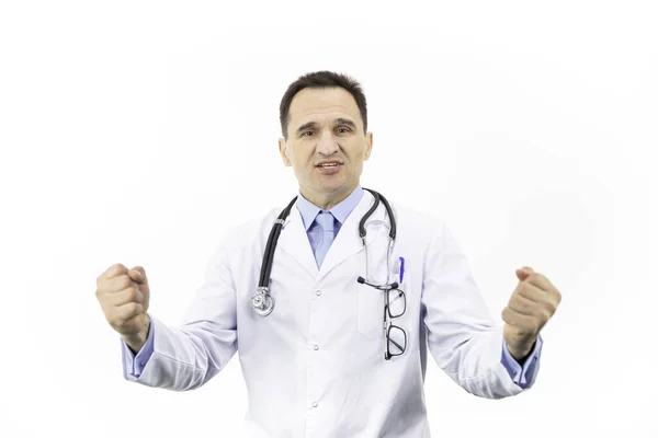 Kaukasischer Arzt lächelt, jubelt, die Hände zu Fäusten geballt. Weißer Hintergrund — Stockfoto