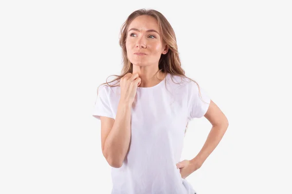 Mujer caucásica mirando hacia un lado. Tomar un concepto de decisión. Emociones humanas —  Fotos de Stock