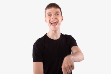 Genç adam ağzı açık gülüyor, kameraya bakıyor. İnsan duyguları