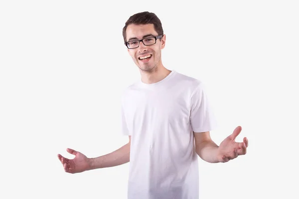 El hombre feliz con gafas sonríe ampliamente, con los brazos extendidos. Concepto de oportunidades —  Fotos de Stock