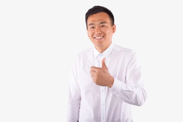 有魅力的亚洲男人，宽宽的笑容，手牵着手，大拇指插在类似的标志上 — 图库照片