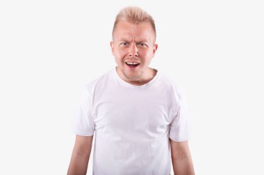 Ağzı açık beyaz bir adam. Yüzündeki ifade ne? İnsan duyguları