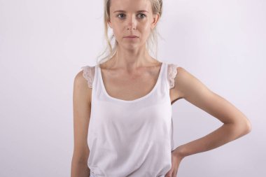 Kafkasyalı kız düşünceli ve yorgun görünüyor. Elini beline koy. İnsan duyguları