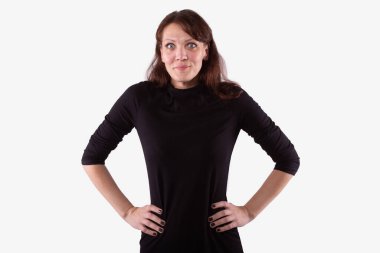 Orta yaşlı kadın kameraya bakıyor. Eller belde. Beyaz arka plan