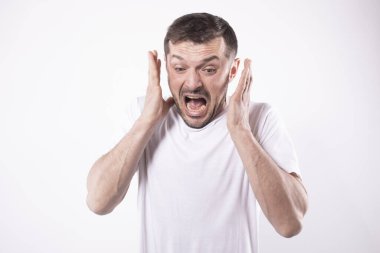Korkmuş bir adam, elleri panik içinde. Beyaz arka planda izole edilmiş. İnsan duyguları