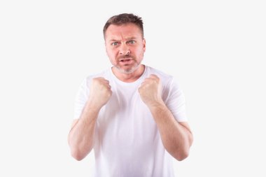 Kızgın bir adam, elleri yumruklara sıkışmış, dişleri sıkılmış. İzole, beyaz arkaplan