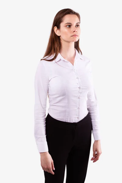 Dívka v neformálním oblečení stojí po stranách a dívá se přímo před sebe. Bílé pozadí — Stock fotografie