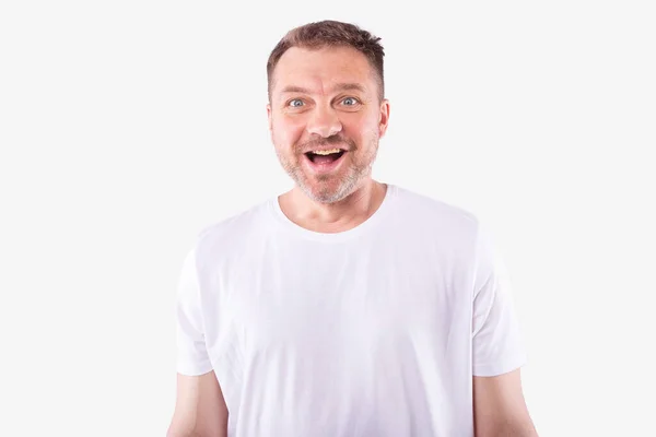 Attraktiver Mann mittleren Alters steht vor isoliertem weißen Hintergrund und lacht fröhlich — Stockfoto