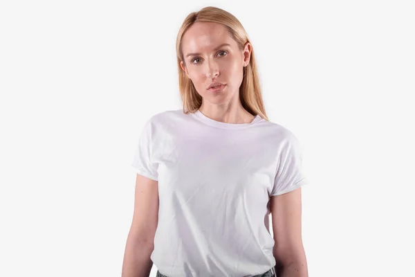Attraktiv ung kvinna tittar allvarligt på kameran. Isolerad på vit bakgrund — Stockfoto