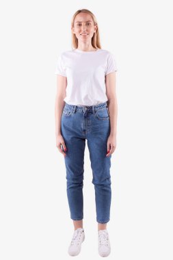 Beyaz, sarı saçlı, gülümseyen, dik duran ve kameraya bakan bir kız.