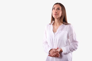 Çekici beyaz kız, düşünceli bir şekilde yukarı bakıyor. Beyaz arkaplanda izole