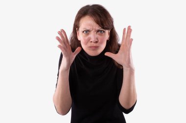 Orta yaşlı, öfkeli, elleri öfkeli bir kadın. İzole edilmiş, beyaz arka plan