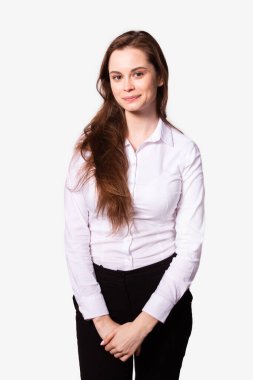 Çekici bir kız. Çekici bir gülümsemeyle poz veriyor. Eller toplandı. Beyaz arkaplan