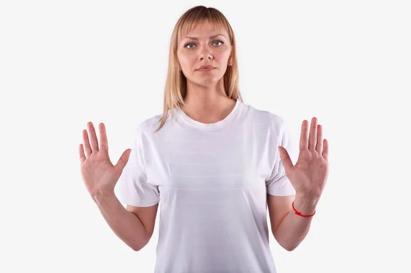 Mulher branca mostrando palmas abertas. Isolado sobre fundo branco — Fotografia de Stock