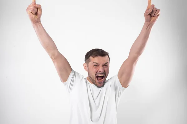 男は喜びで叫んでいる。手を頭に。勝利と勝利の概念の幸福 — ストック写真