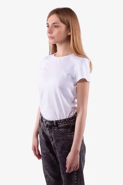 Menina adolescente caucasiana casualmente vestida fica meio-lados e olha em frente — Fotografia de Stock