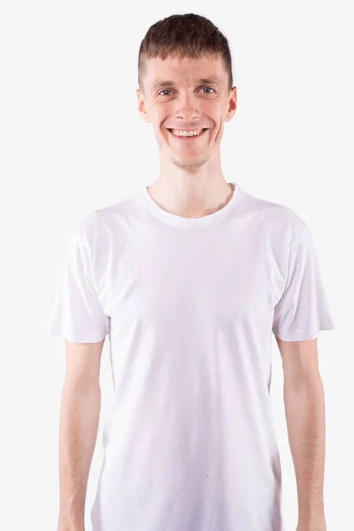 Biały mężczyzna z jasnymi włosami uśmiechnięty, stojący prosto i patrzący w kamerę — Zdjęcie stockowe