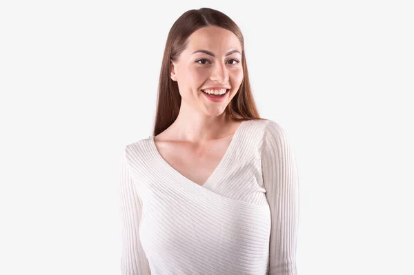Genç beyaz kadın mutlu bir gülümsemeyle poz veriyor, beyaz düz dişler gösteriyor. — Stok fotoğraf