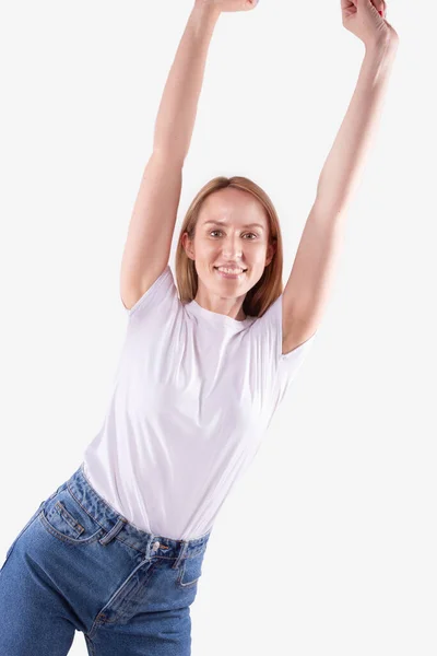 Chica joven posando con sonrisa feliz y levantando los brazos. Libertad, concepto de disfrute —  Fotos de Stock