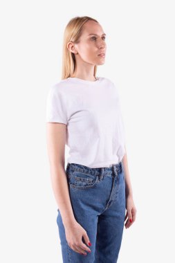 Sıradan giysili bir kadın yarım yamalak duruyor. Önüne bakıyor. Beyaz arkaplan