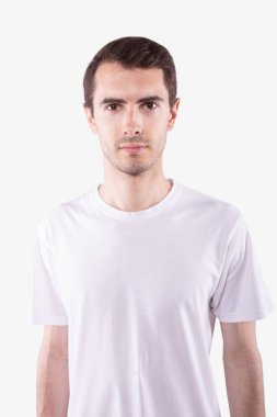 Çekici esmer beyaz adam kameraya ciddi ciddi bakıyor. Beyaz arkaplan