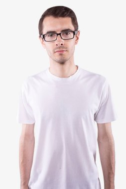 Gözlüklü genç beyaz adam doğrudan kameraya bakıyor. Beyaz arkaplan