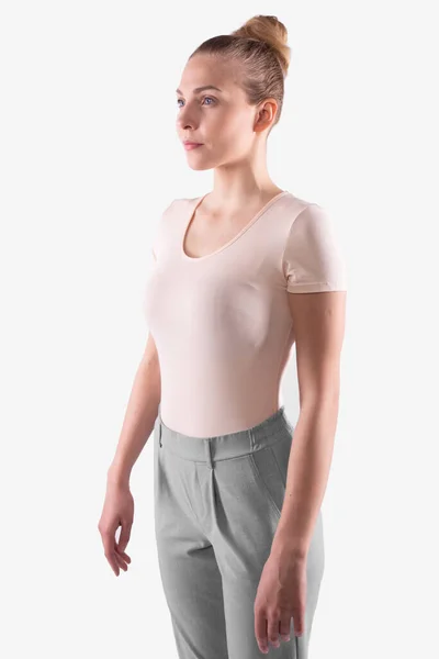Meisje in casual kleding staat half-kanten en kijkt recht vooruit. Witte achtergrond — Stockfoto