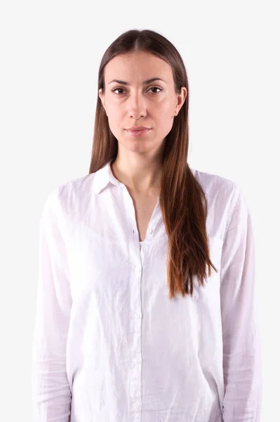 Ragazza con i capelli castani lunghi dritti guardando direttamente la fotocamera. Fondo bianco — Foto Stock