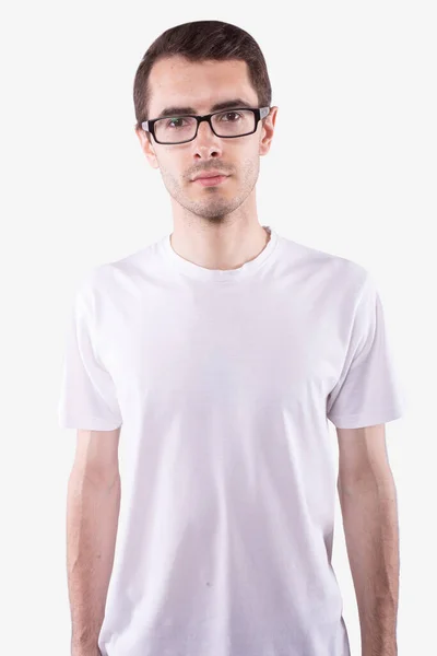 Fiatal fehér férfi szemüvegben, egyenesen a kamerába néz. Fehér háttér — Stock Fotó