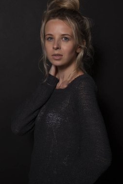 Siyah arka planda poz veren çekici bir kadın. Portre çekimi. Kapat.