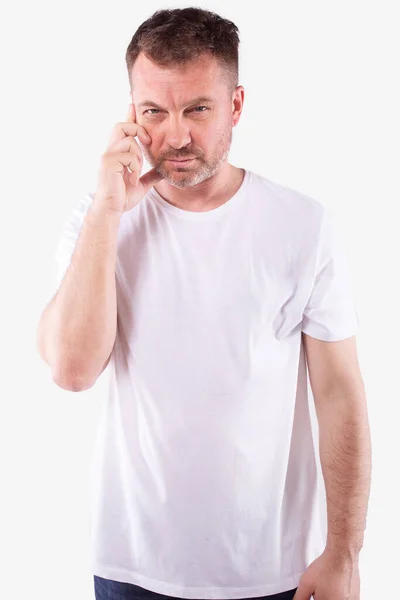 Attraktiv man med grått skägg koncentrerat, hand på blinkande. Vit bakgrund — Stockfoto