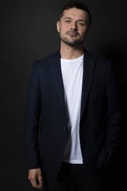 Çekici beyaz adam baştan çıkarıcı bir şekilde kameraya bakıyor, el ele tutuşuyor.