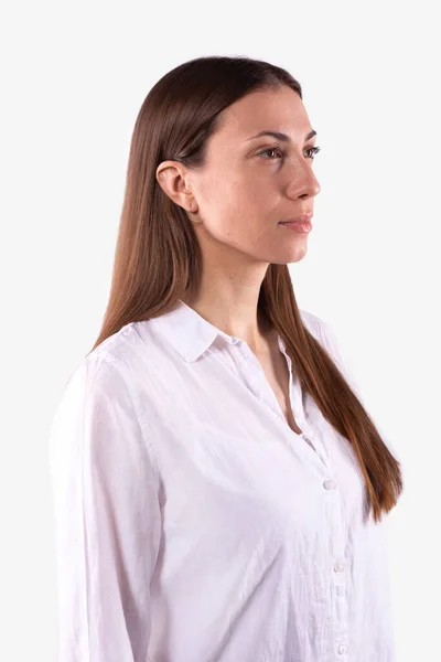 Schöne kaukasische Mädchen ohne Make-up Haut in legerem weißen Hemd. Halbseitig — Stockfoto