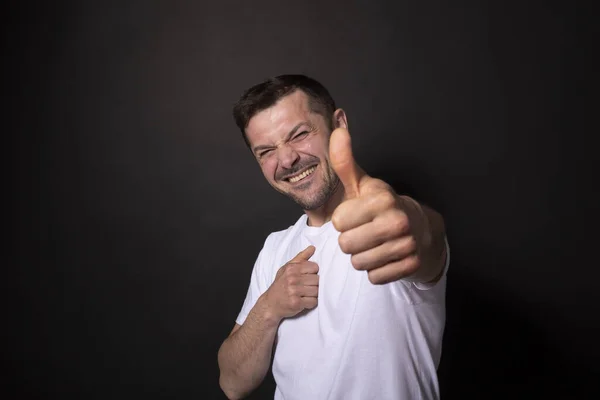 Glücklicher Mann mit breitem Lächeln und erhobenem Daumen. Nahaufnahme — Stockfoto