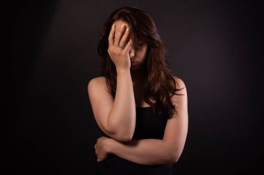 Kadın depresyonda. Bitkin, her zaman yaşam tarzı konsepti. Siyah arkaplan