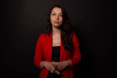 Kafkas esmer kadın ciddi ciddi kameraya bakıyor. Feminist fikirler kavramı