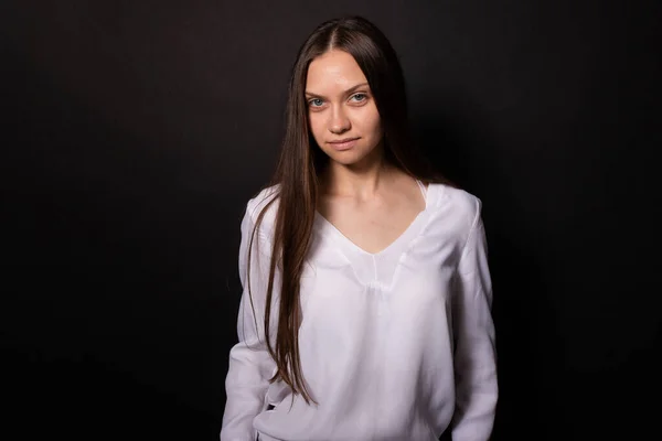 Schöne Mädchen mit braunen langen Haaren und ohne Make-up Haut posiert für Fotoshooting — Stockfoto