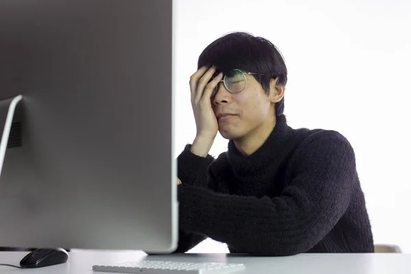 Overwerkte Aziatische mannen in het kantoor, moe van het werk. Handdoppen gezicht, ogen dicht — Stockfoto