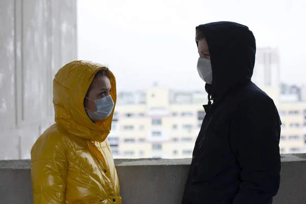 Chico y una chica escondidos del virus covid-2019 en un edificio abandonado . —  Fotos de Stock