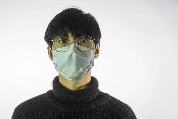 Retrato de joven asiático en gafas y máscara quirúrgica contra covid-2019 —  Fotos de Stock