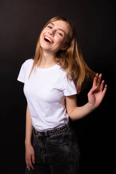 Menina atraente com cabelo loiro brilhante, pele clara e saudável posando para fotocaça — Fotografia de Stock