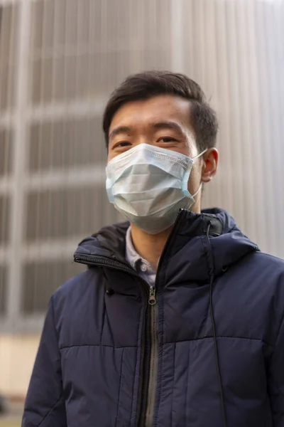 Vacker asiatisk ma i ansiktsmask. Utanför. Utbrott av kinesiskt coronavirus — Stockfoto