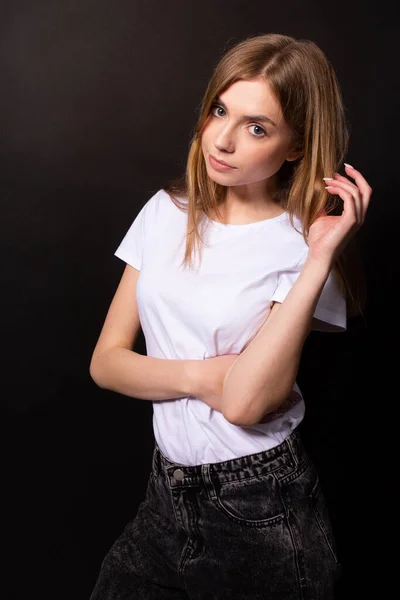 Menina bonita posa para fotografar em estúdio profissional. Retrato humano — Fotografia de Stock