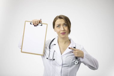 Alarmlı hemşire boş panoda kopya cpace ile gösteriliyor, çelişkiler