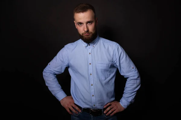 El hombre guapo con barba se ve serio, las manos en la cintura. Retrato de negocios —  Fotos de Stock