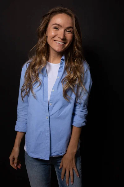 Mulher atraente com cabelos longos encaracolados posando com sorriso feliz, mostrando dentes — Fotografia de Stock