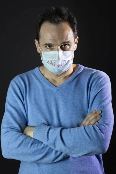 Homem retrato em máscara protetora médica em estúdio. Coronavirus 2019-ncov covid-19 conceito . — Fotografia de Stock