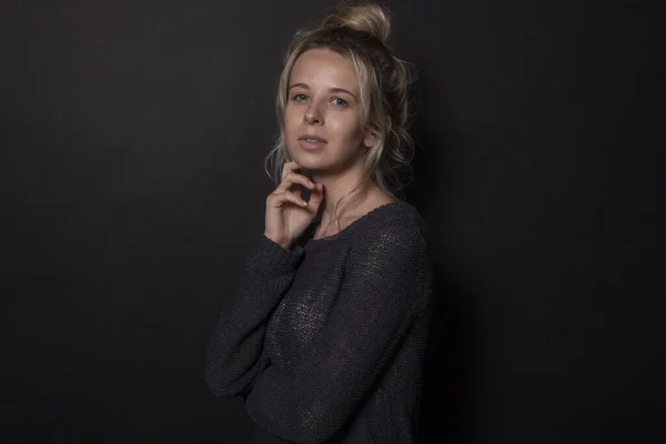 Junge Frau posiert für Fotoshooting. Vereinzelt auf schwarzem Hintergrund — Stockfoto