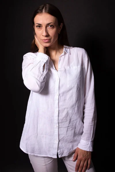 Hermosa chica con ojos oscuros mirando seriamente a la cámara. Mano en la barbilla. Retrato — Foto de Stock