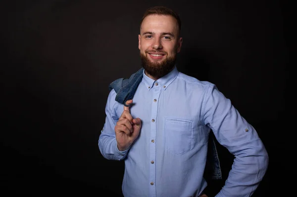 A sikeres férfi mosolyogva, alkalmi kék ingben néz a kamerába. Üzleti portré — Stock Fotó